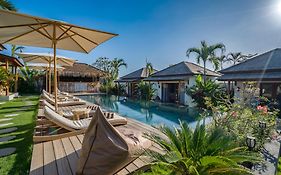 Ehoa Nyanyi Beach Boutique Hotel - In Front Of Entrance To Nuanu